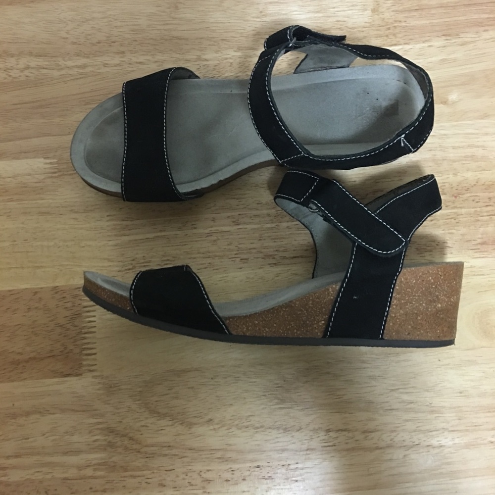 White Mountain Genuine Leather Sandals size 9